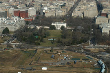 Ao Norte, a Casa Branca e seu jardim se destacam. Ao fundo, Silver Spring, Maryland.