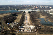 Esta construção em primeiro plano será mais um memorial, desta vez sobre a Segunda Guerra Mundial.