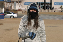 O vento estava de gelar até os ossos, conseguia entrar até por baixo desse casacão.