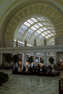 Dentro da Union Station, para ficar com torcicolo: o teto é fantástico.