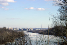 Avistando a cidade ao longe, anunciada pelo obelisco.