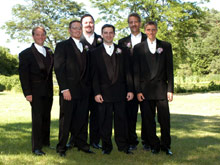Os groomsmen todos se vestem iguais, assim como as bridesmaids