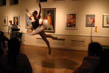 Uma das bailarinas faz o solo do ballet Paquita no Scarab Club