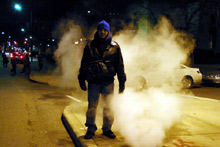 Gabe passando pela fumaça, comum nas ruas