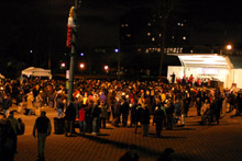 Todo o povo cantando na rua, quem disse alguém estava ligando pro frio?