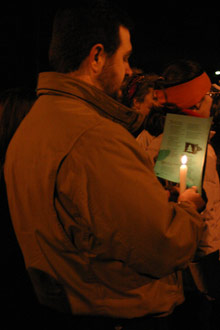 Esse aí acendeu uma vela e cantou todas as músicas assim, ficamos especulando o motivo...