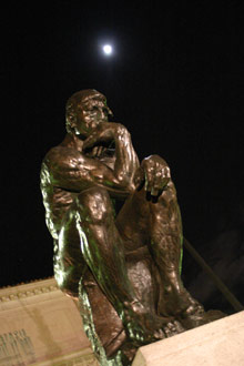 Uma foto artística do Gabe: a estátua O Pensador, de Rodin, na frente do DIA e a lua