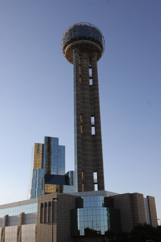 A Reunion Tower é conectada ao hotel Hyatt Regency Dallas