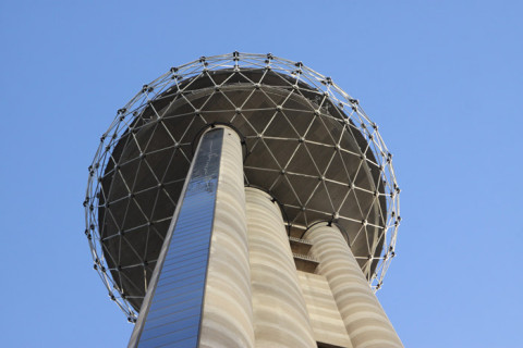 A Reunion Tower vista de baixo