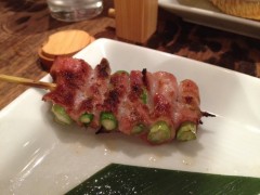 Espetinho de aspargos com bacon