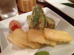 Tempura de camembert, abacate e tomate