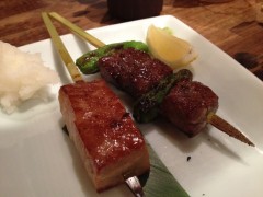 Yakitori de toro e kuroge beef
