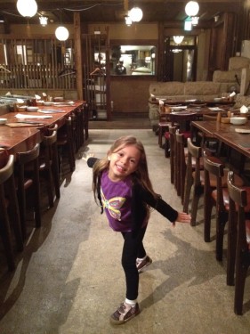 Julia fazendo graça no Gonpachi