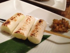 Yakitori de cebolinha com miso