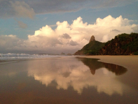 Na praia da Cacimba do Padre olhando para o outro lado - o morro do Pico