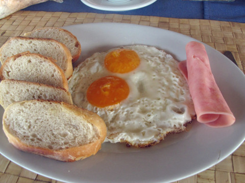 Os ovos do café-da-manhã, vê-se logo que são de galinha caipira mesmo