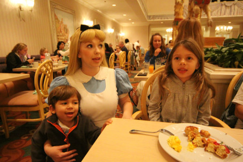 Alice com Julia e Eric no café da manhã do 1900 Park Fare