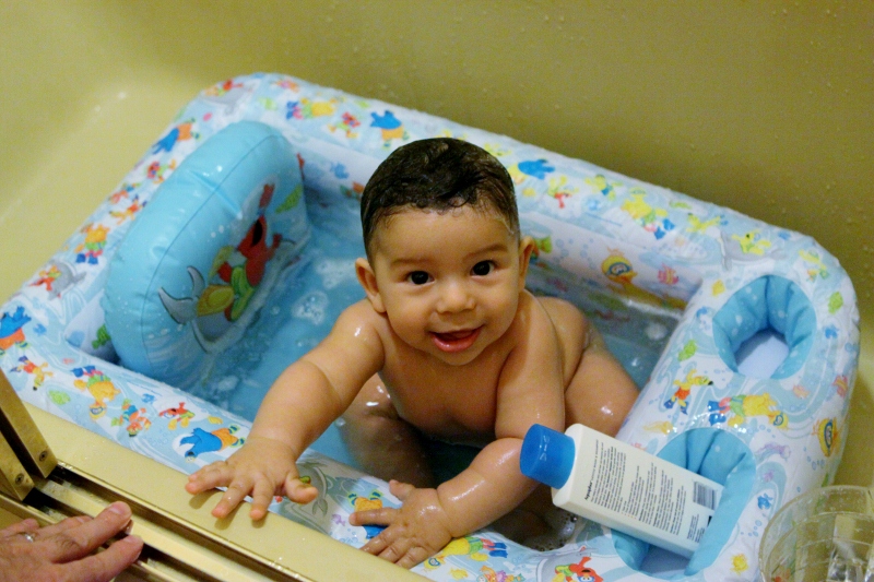 Eric usando a sua banheira inflável para bebês