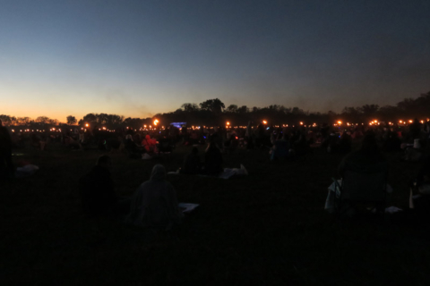 As tochas espalhadas pelo campo do Lights Festival de Austin