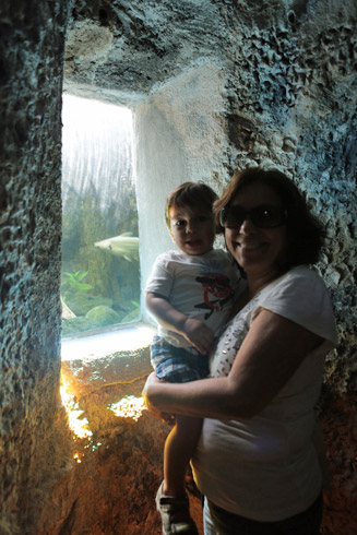 Eric e a minha mãe dentro da gruta-Aquário do Parque Lage