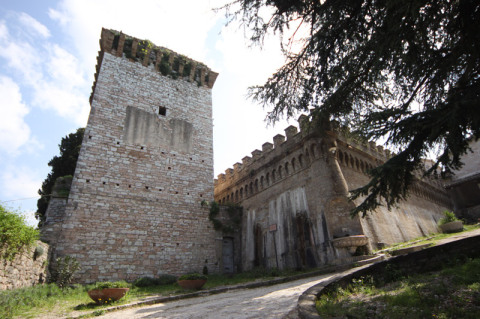 O Aqueduto fica ao lado da Porta dell'Arce