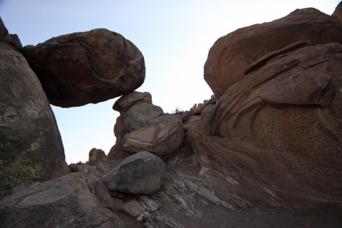 Balanced Rock, no alto de uma trilha por uma área pedregosa