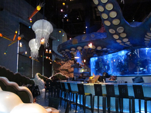 O bar com tema de fundo do mar fica logo na entrada