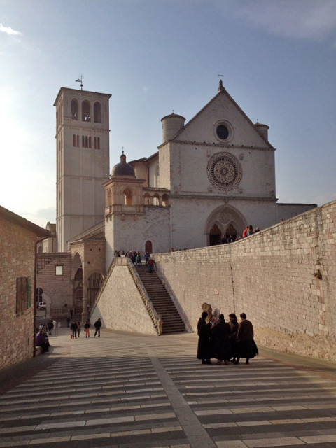 Saindo da Basílica pela Via San Francesco
