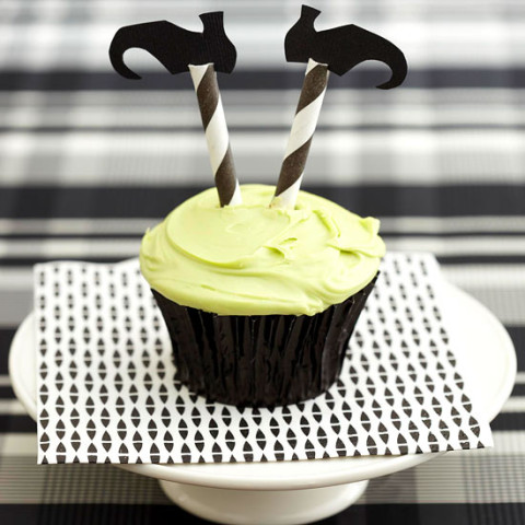 Cupcake simples, com canudinhos e pés de papel preto pra fazer as pernas de bruxa