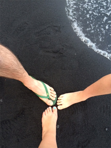 Nossos pés na Black Sand Beach