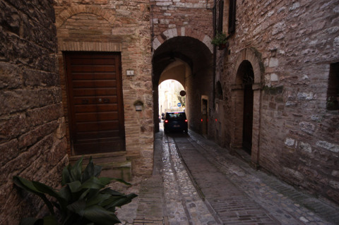 Sempre me impressiono com os carros dirigindo nessas ruas super estreitas