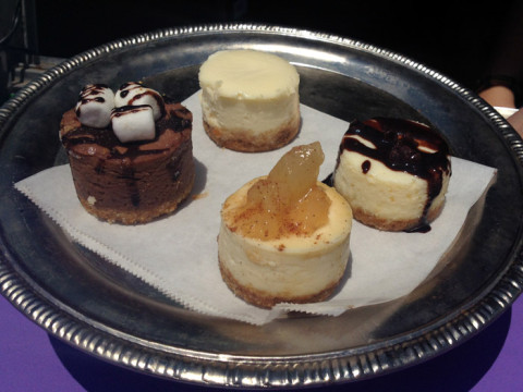 Cheesecakes delícia: S'mores, NY Style (sem nada em cima) Chocolate chips cookie dough e o Caramel Apple de maçã (na frente)