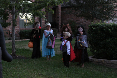 Crianças trick or treating aqui na minha rua