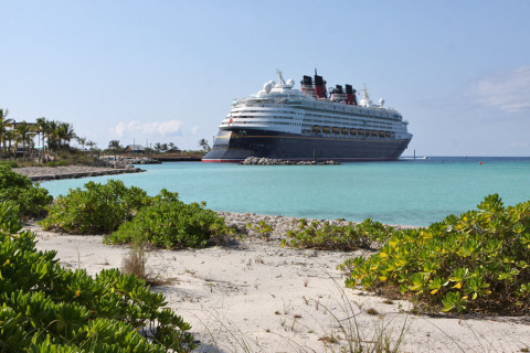 O Disney Magic parado em Castaway Cay, a ilha da Disney nas Bahamas