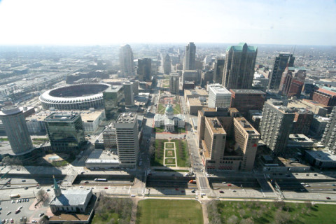Vista de downtown St Louis do alto do Gateway Arch que tirei em 2005