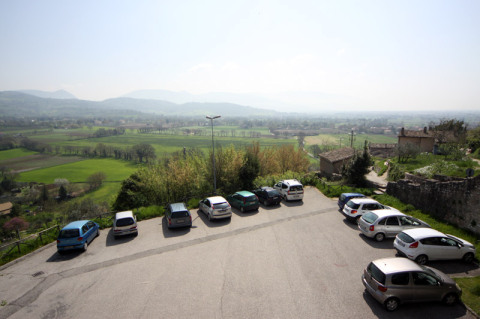Esse estacionamento foi o único que eu vi perto da cidade, fica do lado de fora do muro perto do Monastério