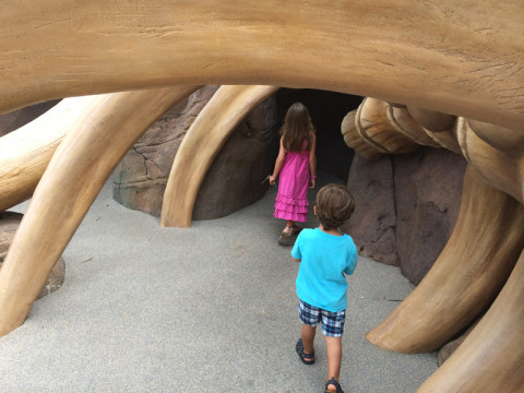 Julia e Eric explorando o túnel das hienas. Foto: Gabe Misura