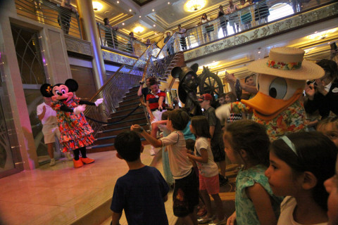 Festa com os personagens no Disney Magic, teve direito a Minnie e Margarida dançando Let it Go (Frozen)