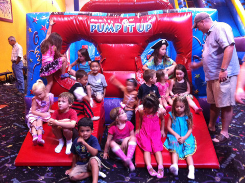 Julia em uma festa no pula-pula com sua turma da creche