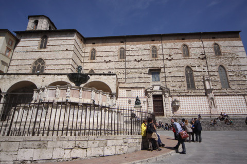 A Fontana Maggiore e a Catedral de Perugia ao fundo
