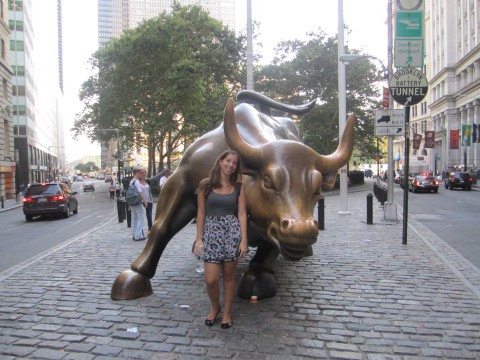 Gabriela com o touro de Wall Street em Nova York