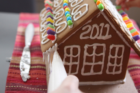 Gabe e Julia decorando uma gingerbread house