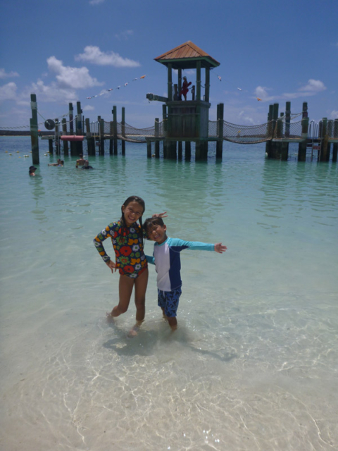 Julia e Eric aproveitando um dia perfeito em Castaway Cay