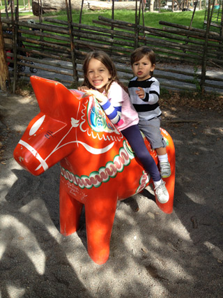 Julia e Eric em um dala horse, no Skansen