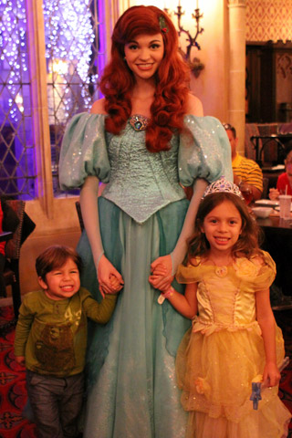 Julia, Eric e Ariel no jantar do restaurante Cinderella's Royal Table