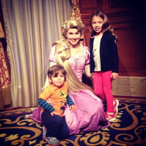 Julia, Eric e Rapunzel no Princess Fairytale Hall