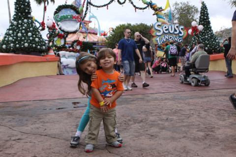 Julia e Eric na entrada da área do Dr Seuss no parque Islands of Adventure