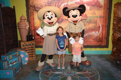 Julia e Eric com Mickey e Minnie