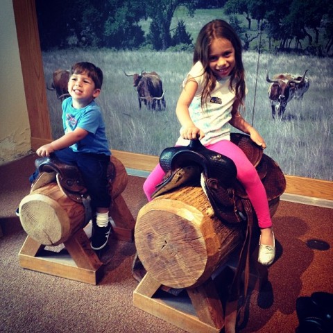Julia e Eric adoraram a parte para crianças do museu