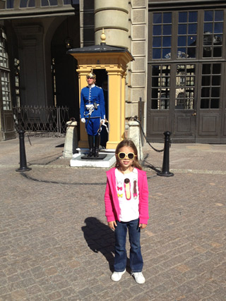 Julia em frente ao Palácio Real de Estocolmo